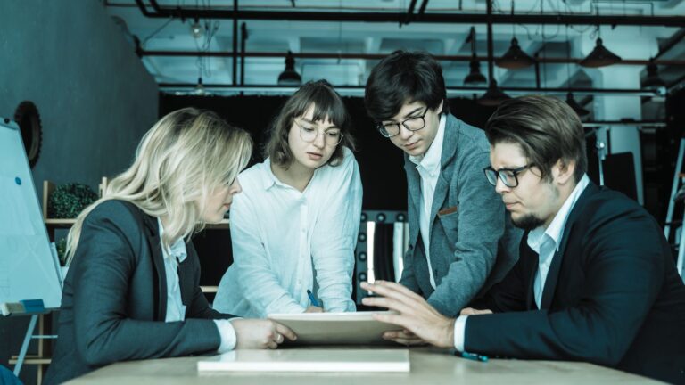 Equipo directivo creando un plan de comunicación de crisis en una reunión