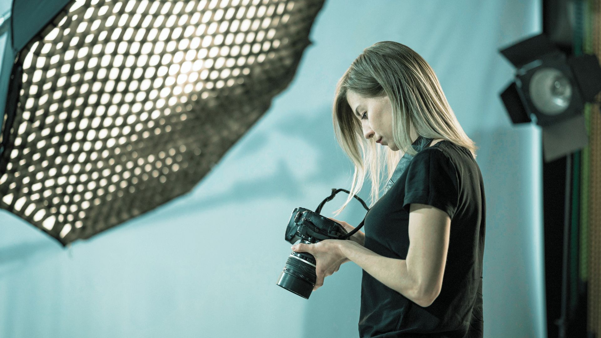 Fotógrafa tomando fotos profesionales para tu marca personal.